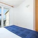 300c Apartment *